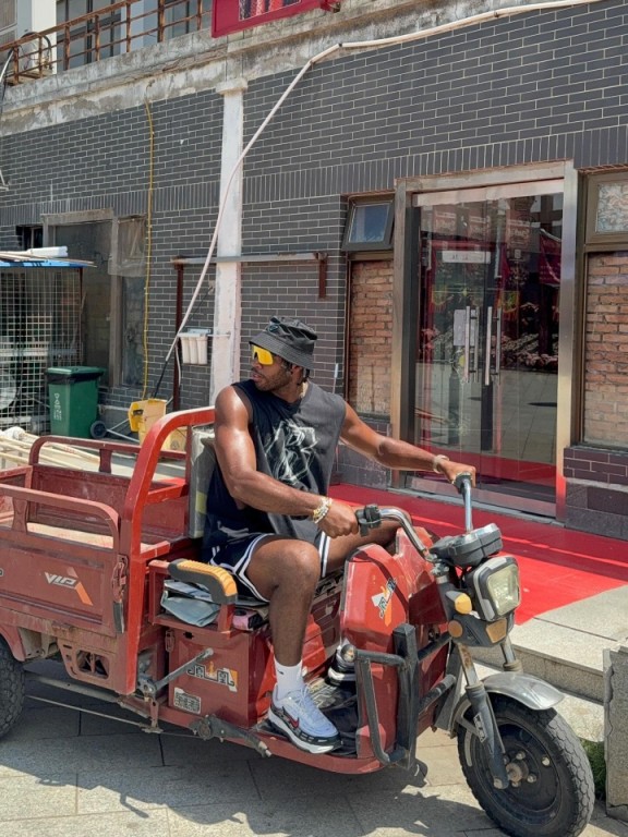 中国名车!希尔德晒游玩照 骑上了凤凰三蹦子! 中国名车!希尔德晒游玩照 骑上了凤凰三蹦子!