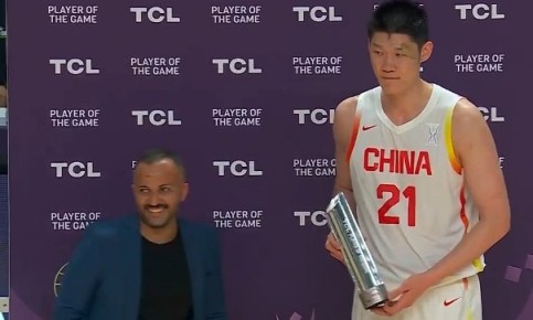 实至名归!砍下23分11板&眉骨被打开的胡金秋当选本场最佳球员 实至名归!砍下23分11板&眉骨被打开的胡金秋当选本场最佳球员