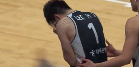 被中国男篮打哭了韩国核心李贤重捂脸痛哭 空砍22分7板4助2断 被中国男篮打哭了韩国核心李贤重捂脸痛哭 空砍22分7板4助2断