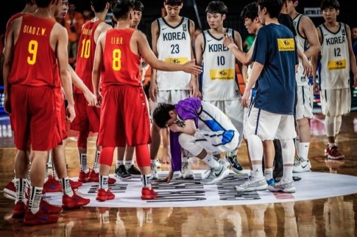 李贤重又哭了7年前就曾被中国队打哭 彼时拿下33分10板6助4断 李贤重又哭了7年前就曾被中国队打哭 彼时拿下33分10板6助4断