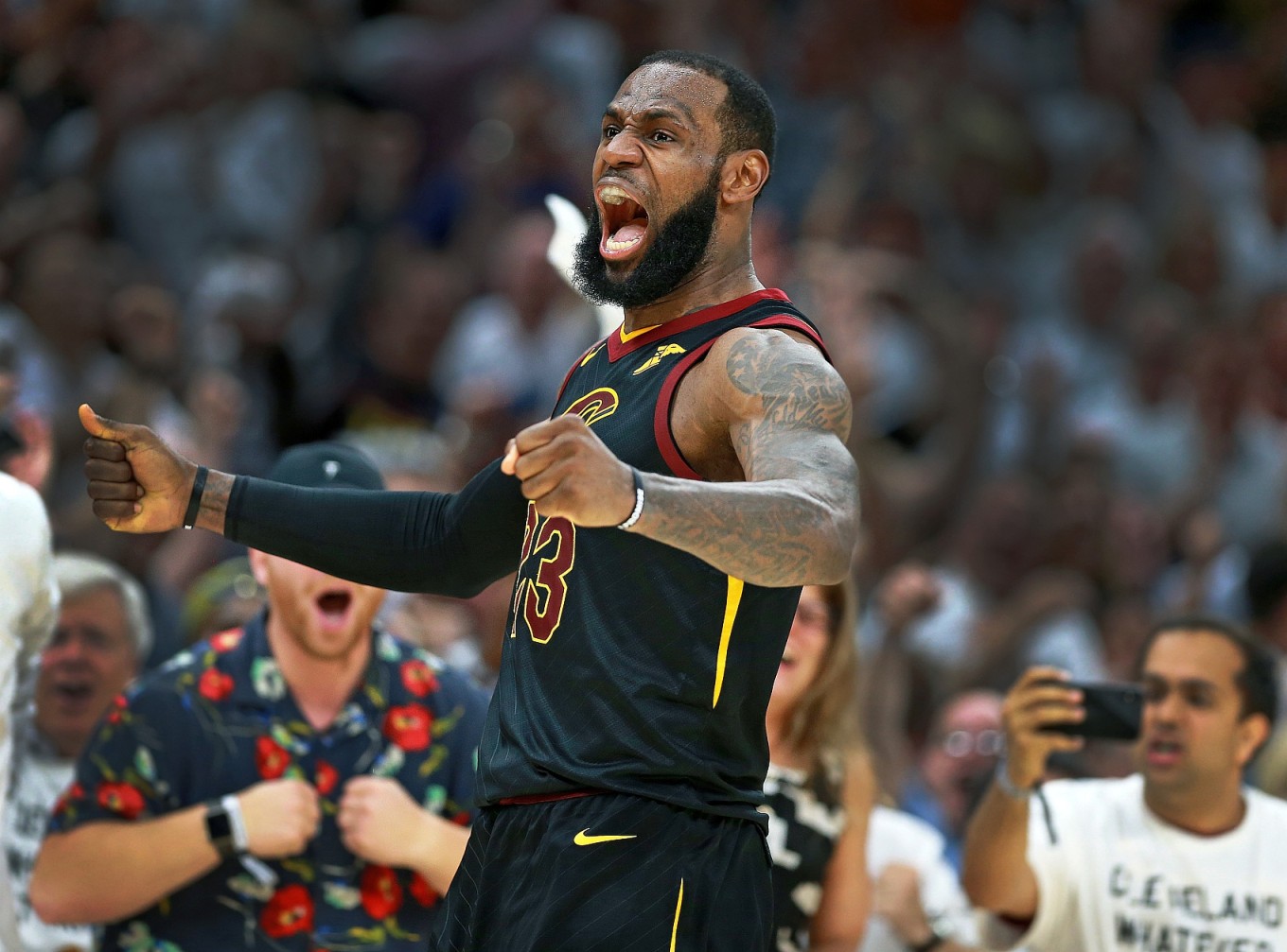 NBA高管:如果骑士下赛季没夺冠 我预计他们会全力争取詹姆斯回归 NBA高管:如果骑士下赛季没夺冠 我预计他们会全力争取詹姆斯回归