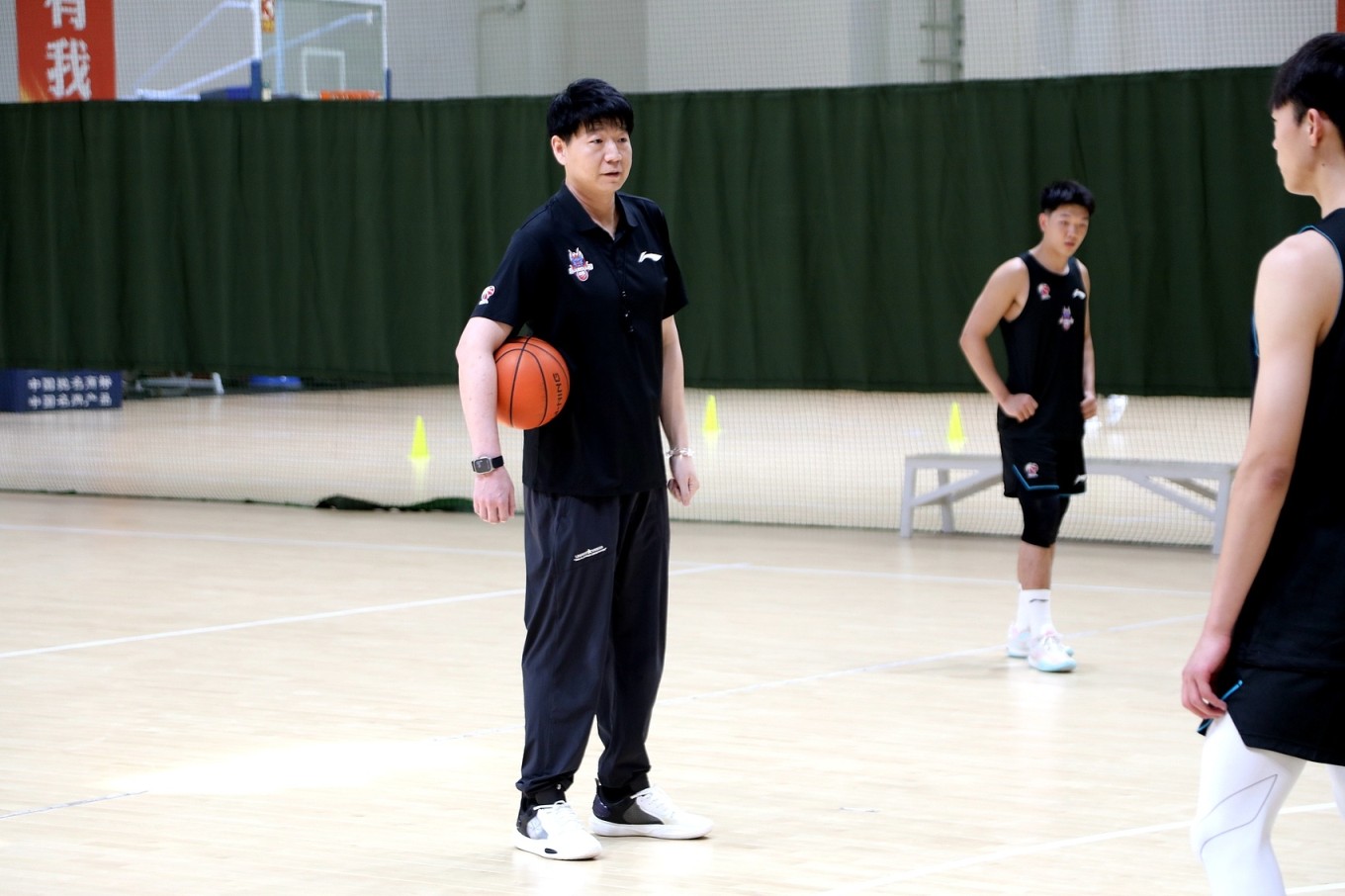 媒体人:山东男篮今年会选五六名年轻球员进一线队 一周内确定 媒体人:山东男篮今年会选五六名年轻球员进一线队 一周内确定