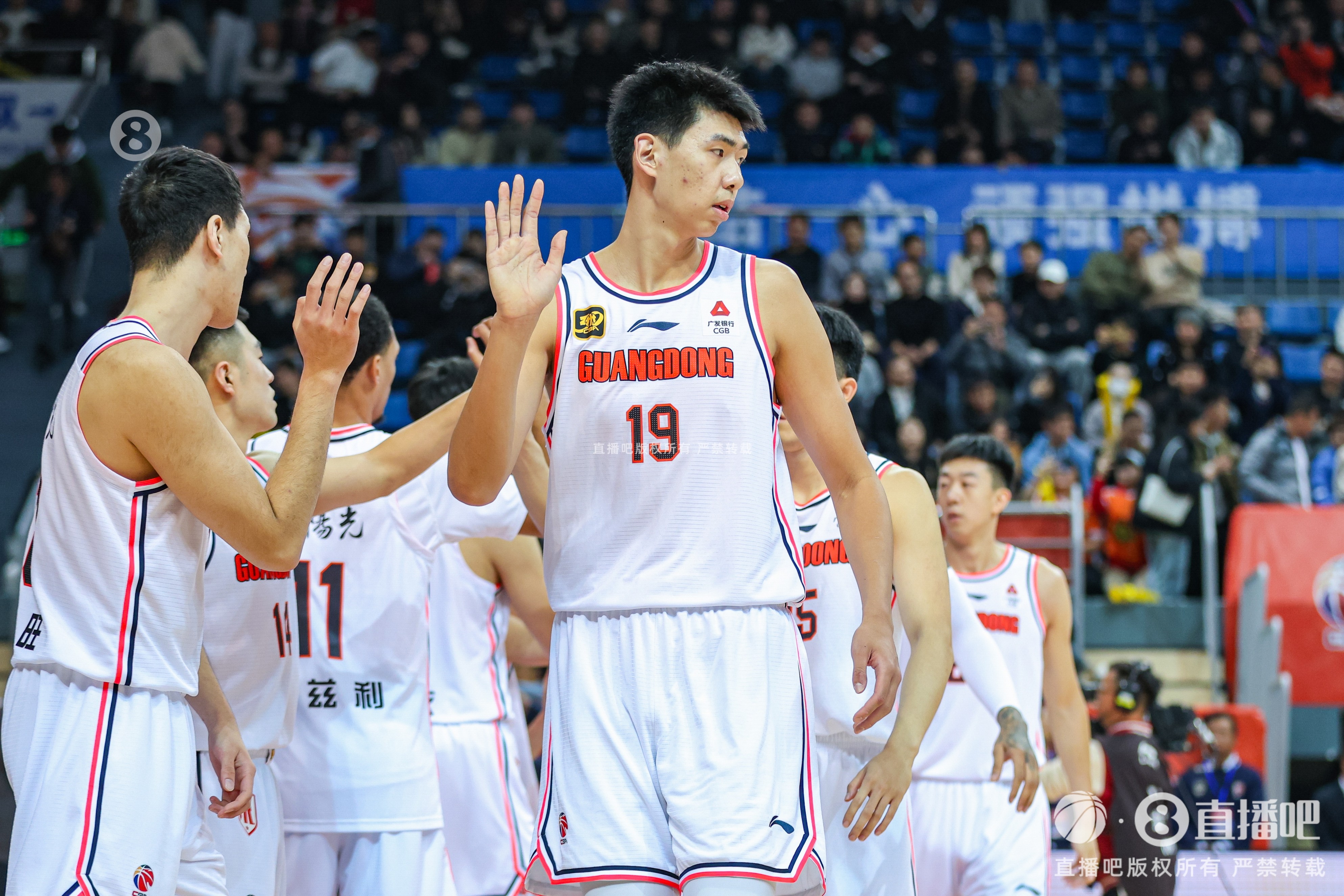 王少杰挑大梁?广东队内线情况:张明池莫兰德离队 徐昕申请交易 王少杰挑大梁?广东队内线情况:张明池莫兰德离队 徐昕申请交易