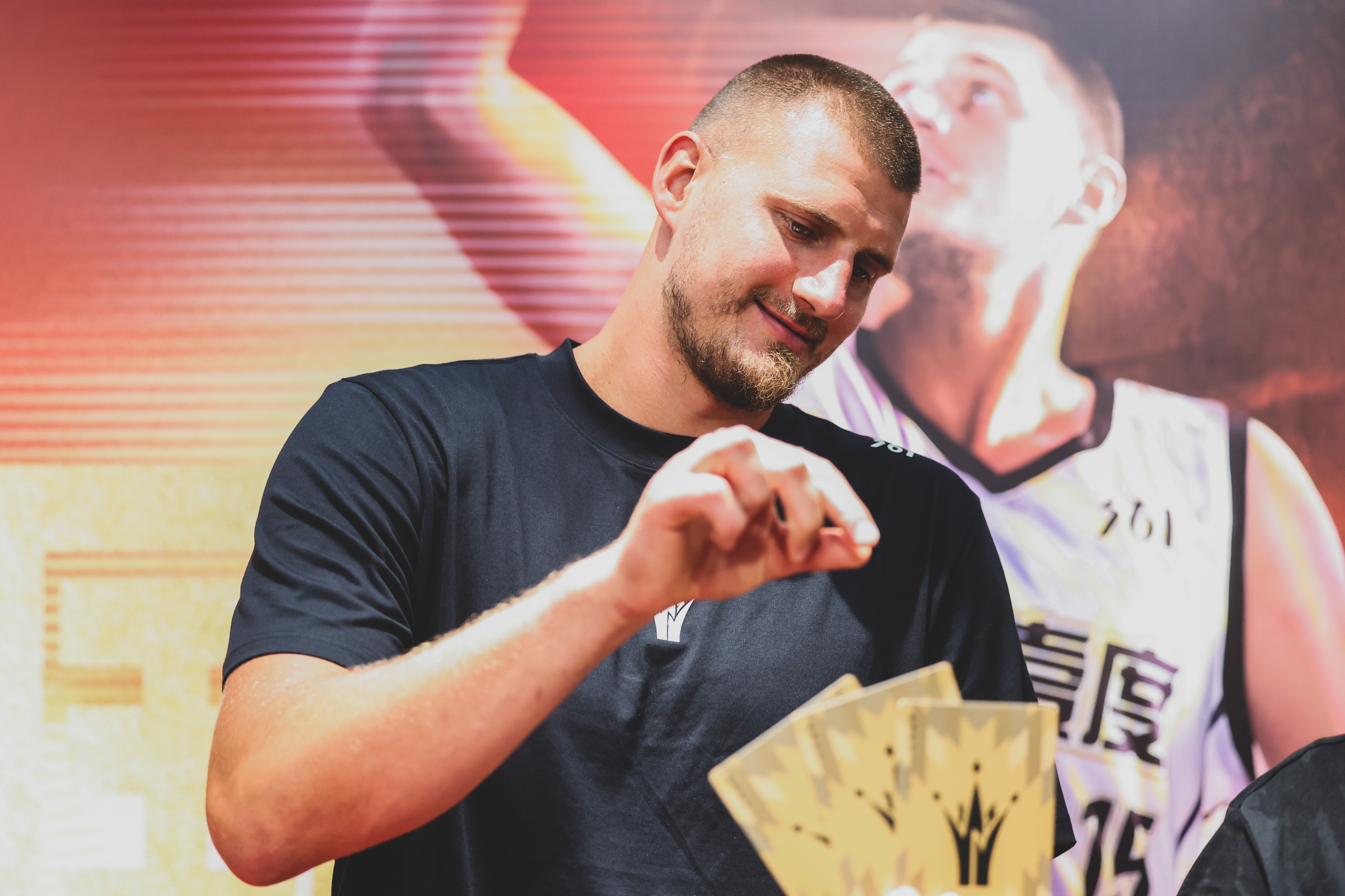 TA记者:NBA对约基奇来说只是工作 他32或33岁时选择退役都不奇怪 TA记者:NBA对约基奇来说只是工作 他32或33岁时选择退役都不奇怪