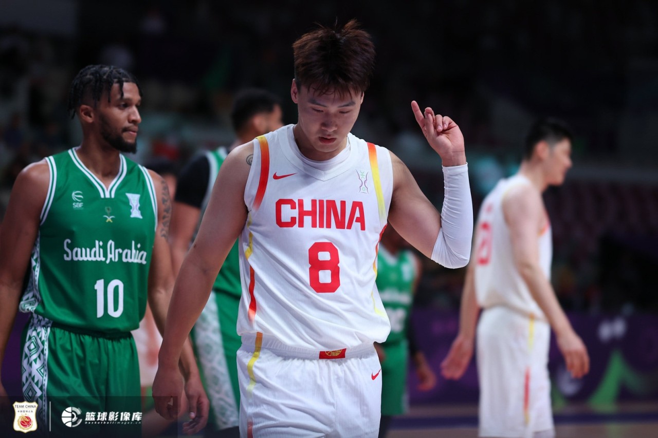 近在咫尺!赵睿在亚洲杯开打前曾表示 中国男篮目标是站上领奖台 近在咫尺!赵睿在亚洲杯开打前曾表示 中国男篮目标是站上领奖台