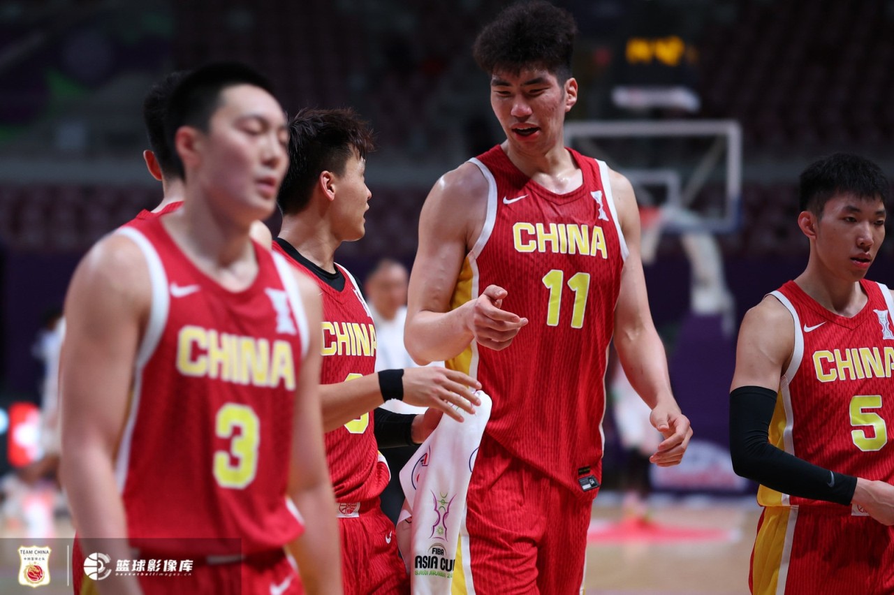 媒体人:下场考验我们外线防守侵略性 无论如何都得掐死韩国外线 媒体人:下场考验我们外线防守侵略性 无论如何都得掐死韩国外线