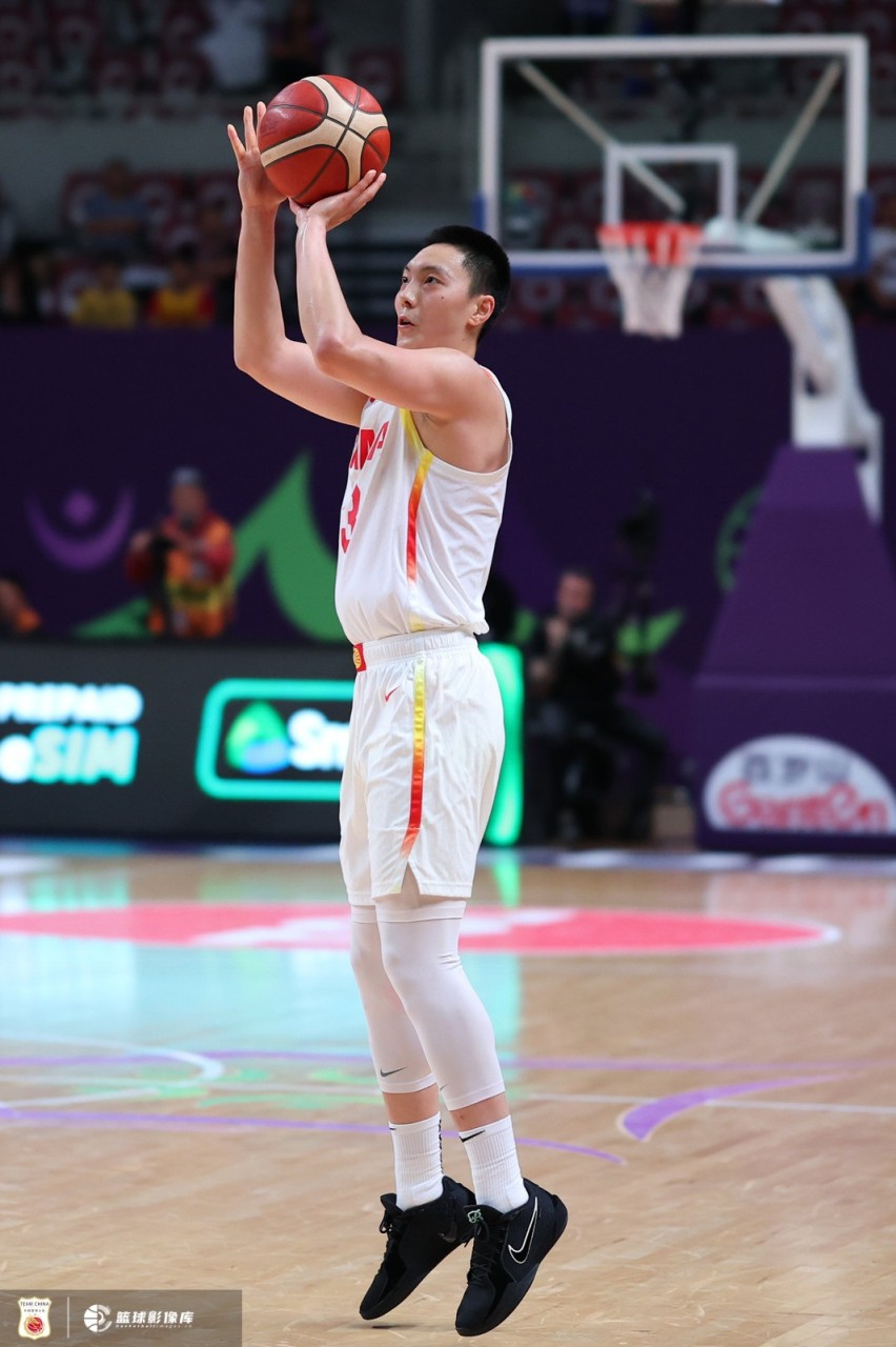 媒体人:中国男篮首发调整一下吧 把不得分的球员放到替补找状态 媒体人:中国男篮首发调整一下吧 把不得分的球员放到替补找状态